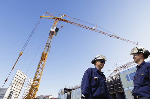 搭脚手架的建筑工人 摄影视角下的钢架与身影